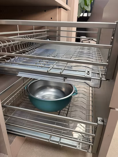 Unità di stoccaggio per la casa Piano cottura Chiusura ammortizzata Estraibile Griglia a tre lati Portapiatti Stoviglie Cassetto estraibile Cestino Accessori per armadi da cucina